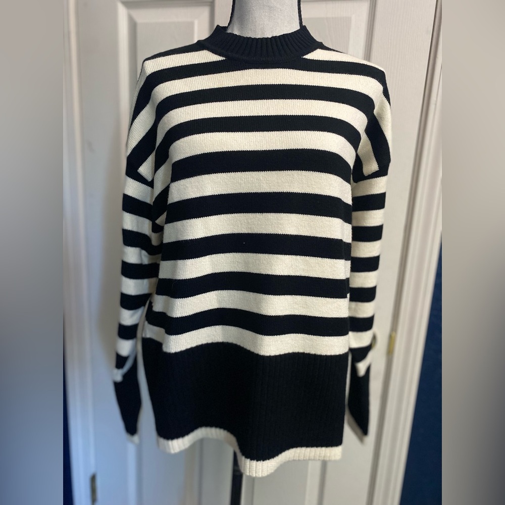Zara Black and Cream SWEATER